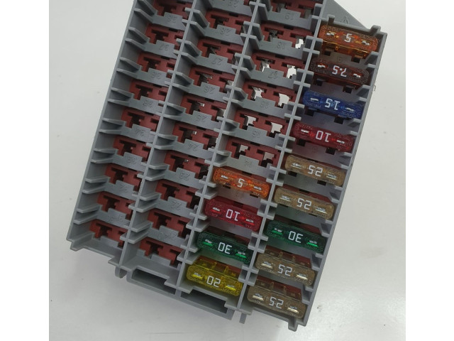 Блок предохранителей  9162439   Volvo V70    