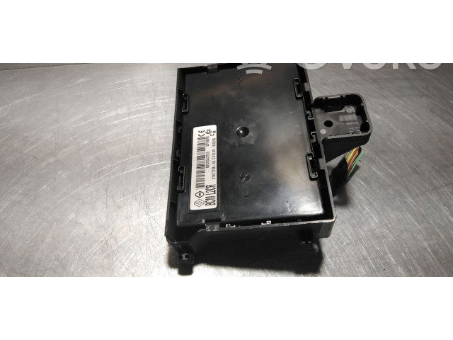 Pojistková skříňka Řídící jednotka BSM 8200343733   Renault Clio III 2006