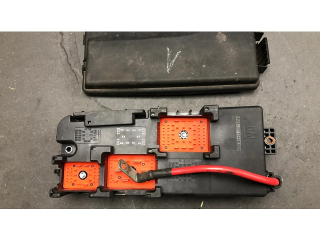 Блок предохранителей 13240247 Opel Vectra C