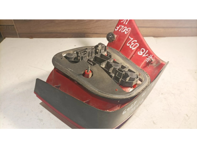 Задний фонарь правый 1J6945096R Volkswagen Golf IV 1998-2005 года