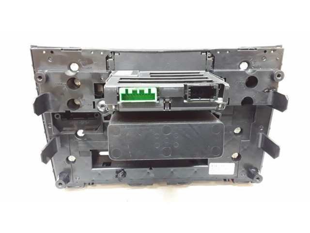 Радио/ проигрыватель CD/DVD / навигация