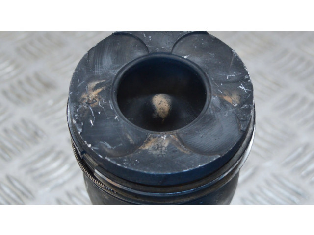 Píst BMW 5 E39 pro naftový motor 2.5 M57 D25 (256D1)