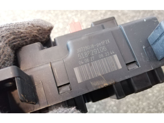 Блок предохранителей 30728008, 518829106 Volvo XC90