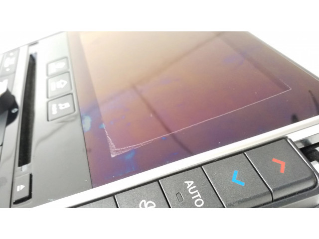 Радио/ проигрыватель CD/DVD / навигация