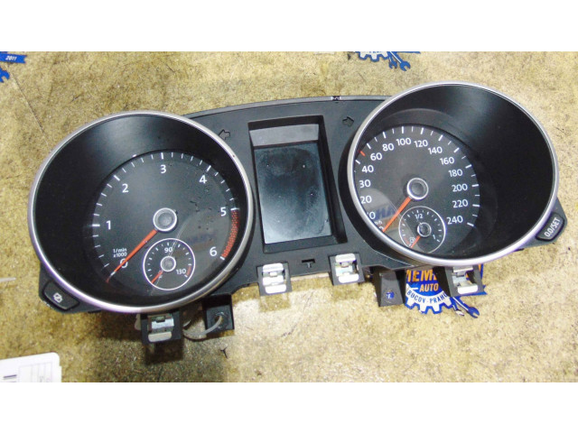 Панель приборов 5K0920871A, 1048710608 Volkswagen Golf VI