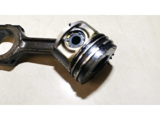 Píst Alfa Romeo 156 pro naftový motor 2.4