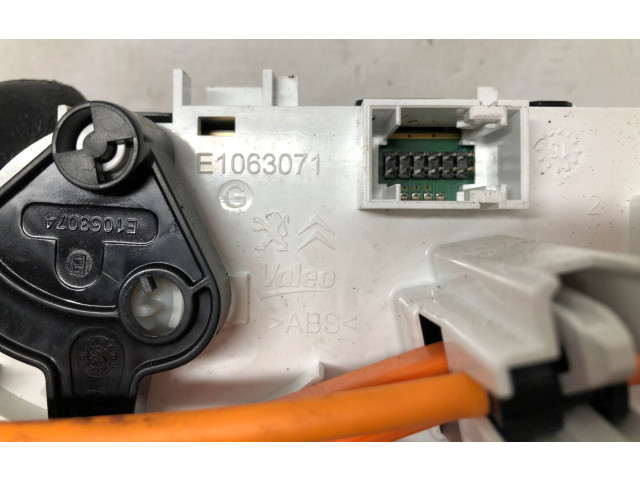 Блок управления климат-контролем    Peugeot 2008 I