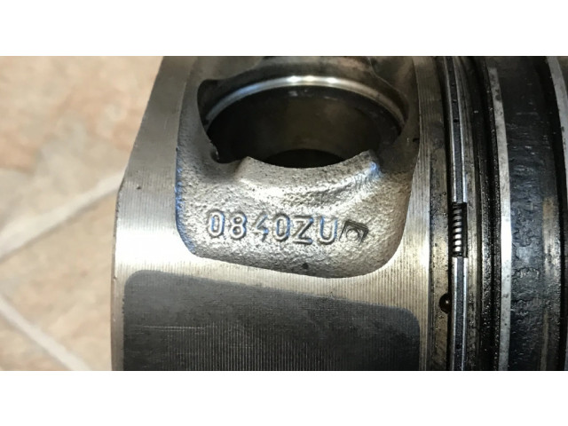 Píst 0840ZU BMW 5 F10 F11 pro naftový motor 2.0 N47 D20 C