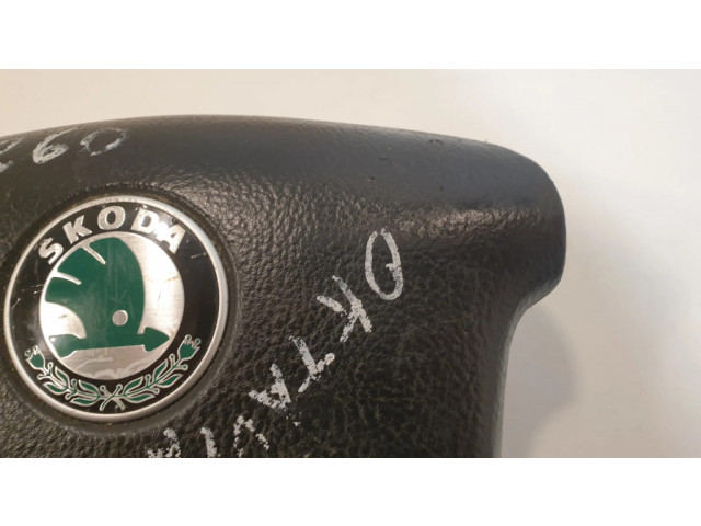 Подушка безопасности водителя 1U0880201K   Skoda Octavia Mk1 (1U)