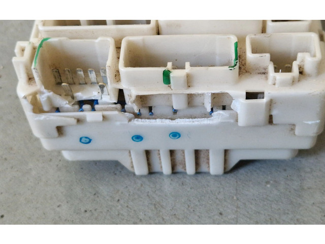 Блок предохранителей Mitsubishi L200