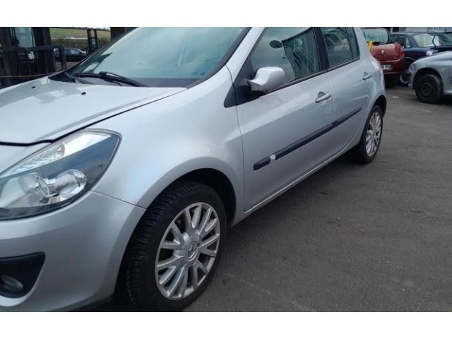 Блок предохранителей     Renault Clio III    