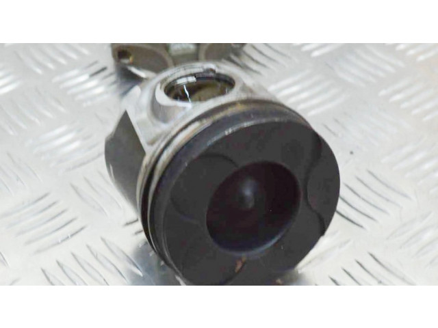 Píst 8631505, 31339777 Volvo V40 pro naftový motor 2.0 D 5204 T4