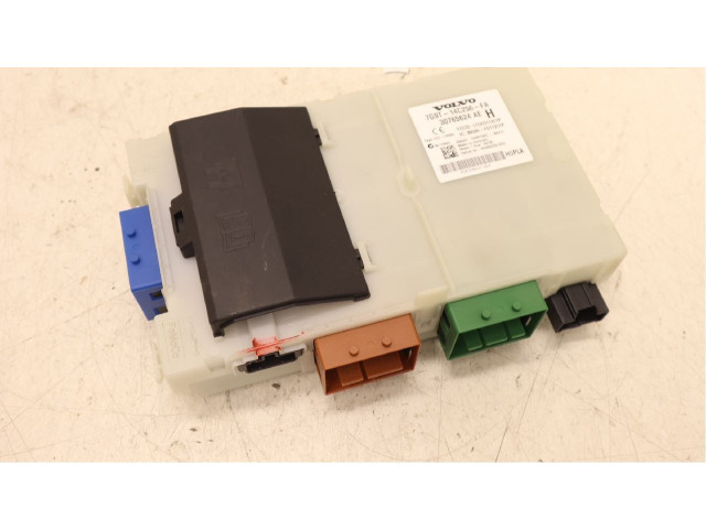 Блок предохранителей 30765624 Volvo V70