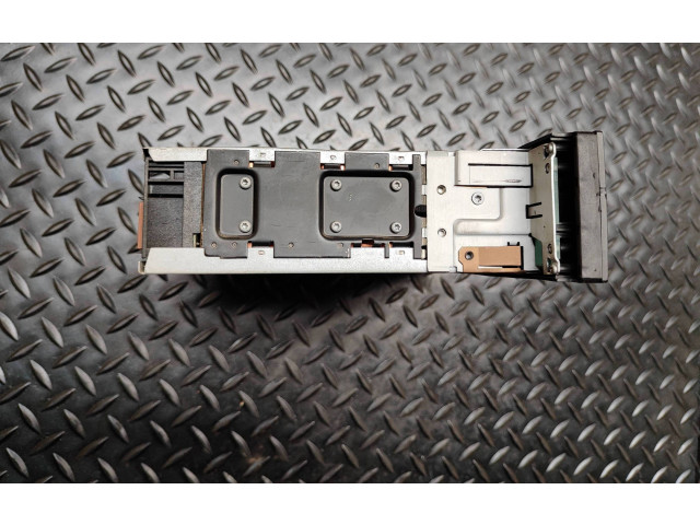 Радио/ проигрыватель CD/DVD / навигация