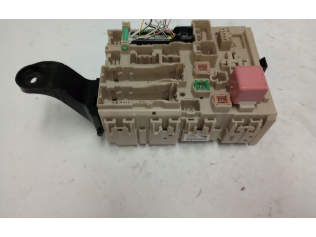 Pojistková skříňka 8273005j60 Toyota Avensis T270 2016