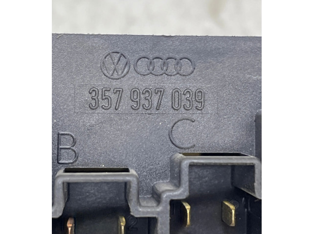 Блок предохранителей  357937039   Volkswagen Transporter - Caravelle T4    