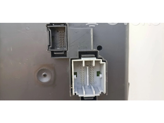 Блок предохранителей 30786646    Volvo XC90   