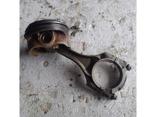 Píst 784323704, 120326181   BMW 7 F01 F02 F03 F04  pro benzínový motor 4.4  