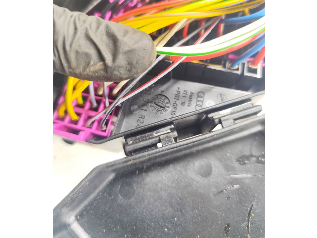 Блок предохранителей 8D1941824 Skoda Octavia Mk1 (1U)