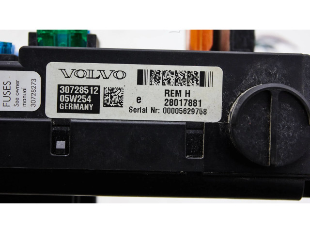 Блок предохранителей 30728512   Volvo V70    