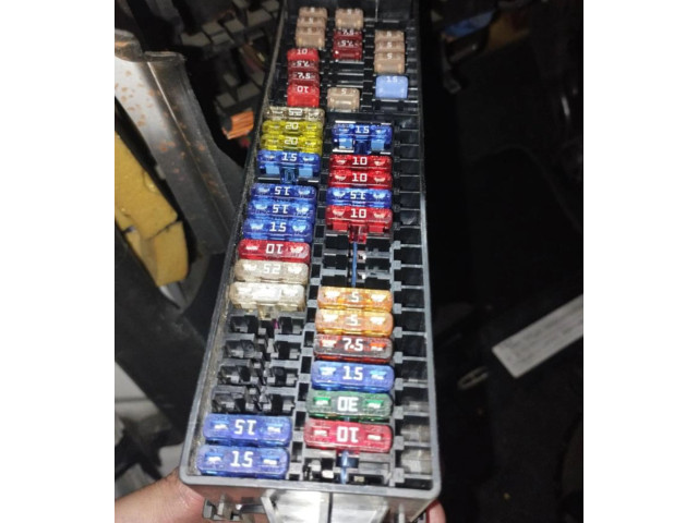 Блок предохранителей 6R0937548E Skoda Fabia Mk2 (5J)