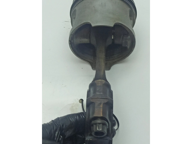 Píst 11004 Mercedes-Benz S W116 pro benzínový motor 2.8