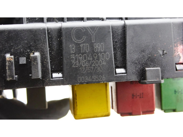 Блок предохранителей 13170890, 519049100 Opel Vectra C