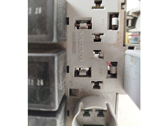 Блок предохранителей 8690698   Volvo S60    