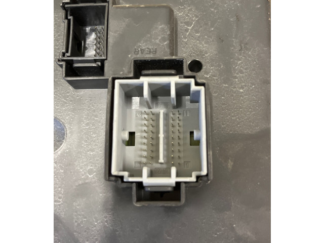 Блок предохранителей 30728512, 05W195   Volvo S60    