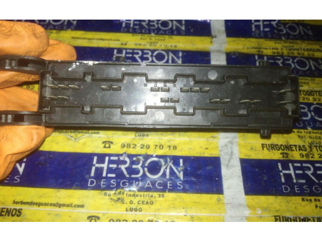   Pojistková skříňka 2025420232   Mercedes-Benz C W202 1996