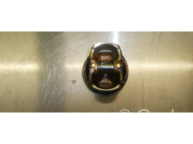 Píst 11257551550 BMW 1 E81 E87 pro benzínový motor 2.0