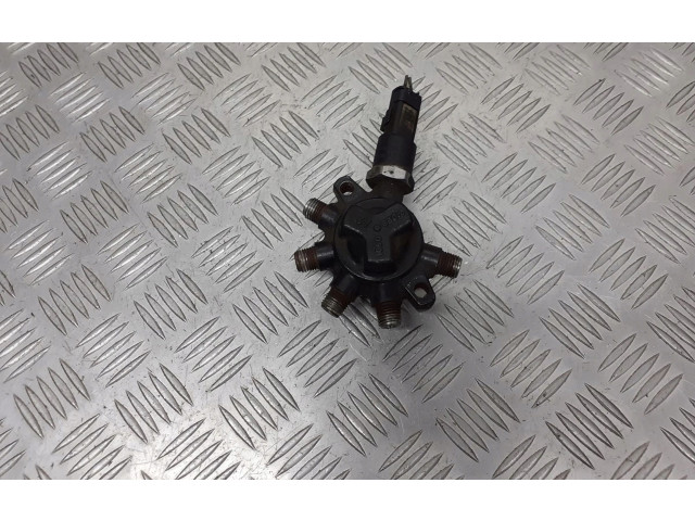 Топливная рампа 8200057345   Renault Clio II  