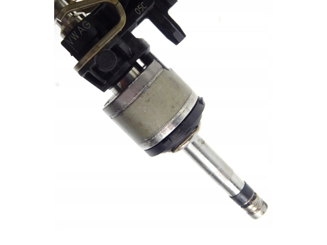 Топливная рампа 05E906054A Skoda Scala