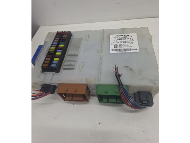Блок предохранителей 30765624 Volvo V70