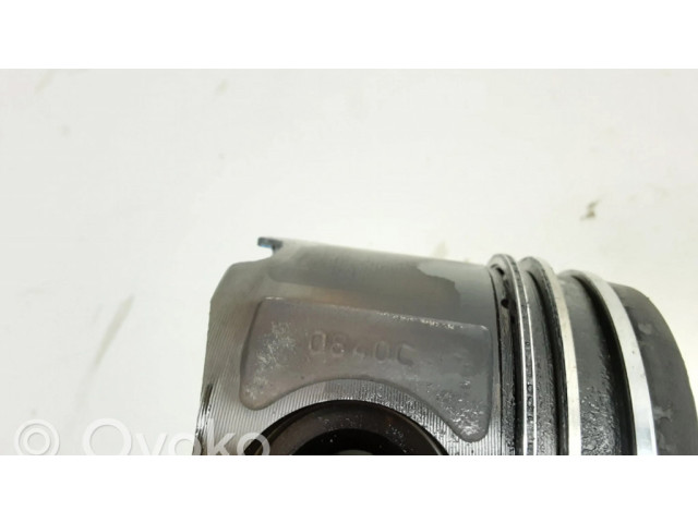 Píst 0840C BMW 1 E81 E87 pro naftový motor 2.0