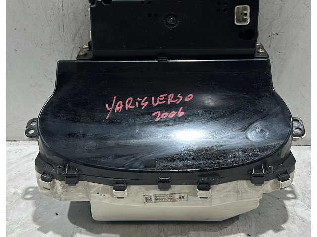 Панель приборов    Toyota Yaris Verso       