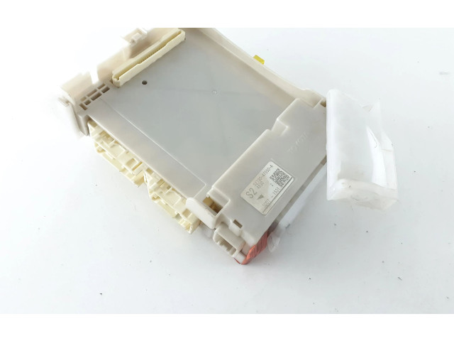 Pojistková skříňka 8273047550A Toyota Prius+ (ZVW40) 2015