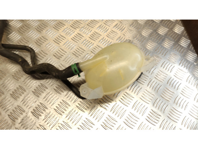 Расширительный бачок охлаждающей жидкости