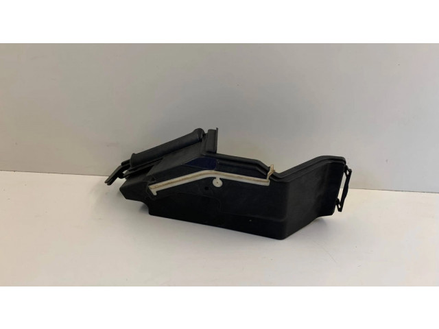 Другая деталь отсека двигателя