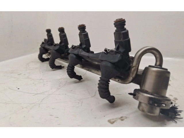 Vstřikovací lišta 06A133681 Audi TT Mk1