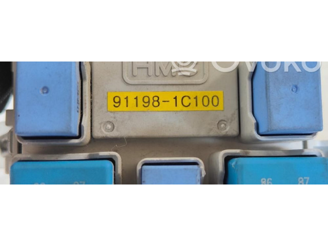 Блок предохранителей 981104A400, 981114A400 Hyundai H-1, Starex, Satellite