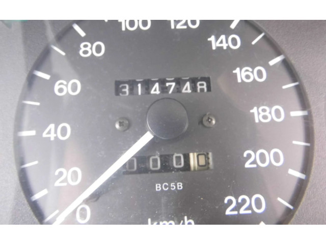 Панель приборов    Mazda 323 F       