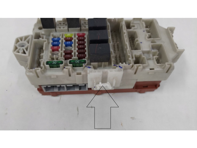 Блок предохранителей Mitsubishi Outlander
