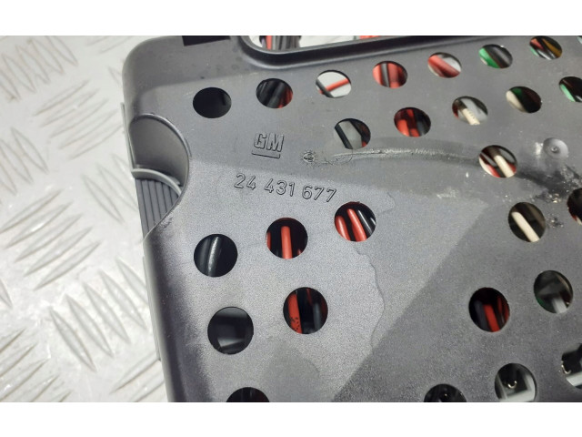 Pojistková skříňka 24412497 Opel Zfira A