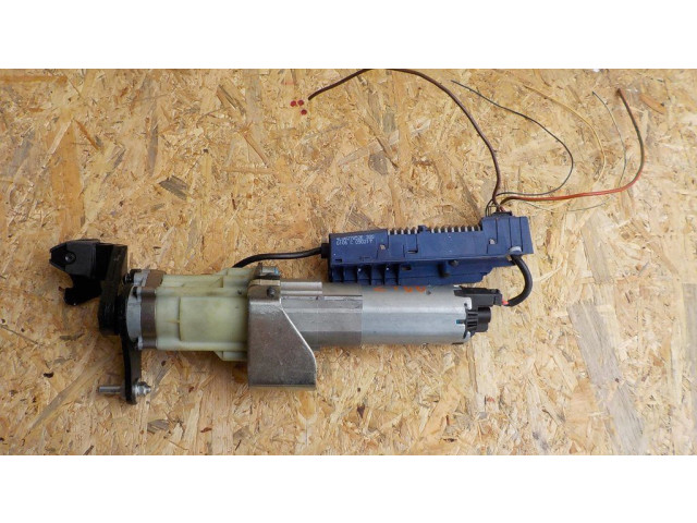 Притягиватель задней крышки