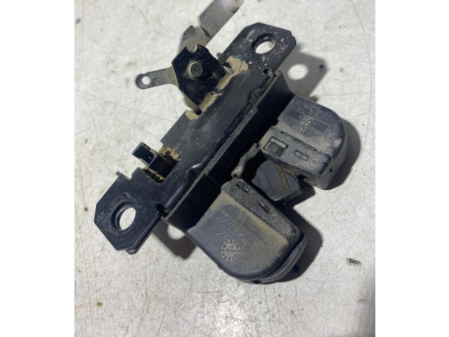 Замок багажника     Volkswagen Caddy 2011 - 2016 года