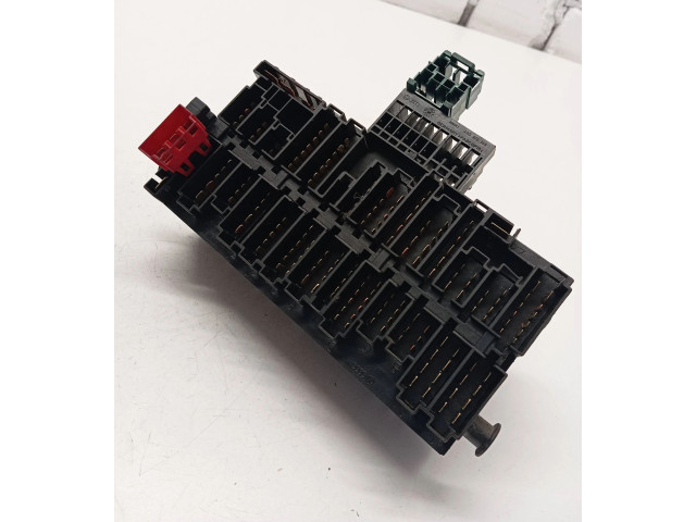 Блок предохранителей  357937039   Volkswagen Transporter - Caravelle T4    