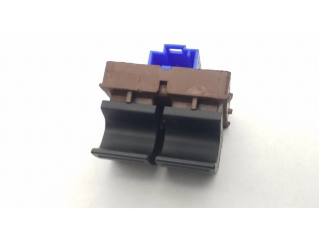 Включатель открытия топливного бака