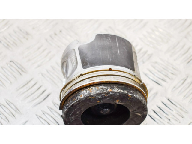 Píst 7810755 BMW 5 F10 F11 pro naftový motor 2.0 N47 D20 C