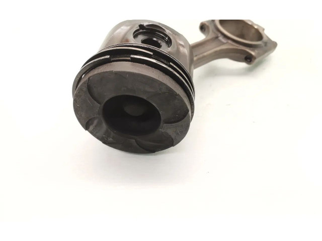 Píst Volvo XC70 D5244T